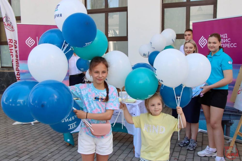 Праздник детства!. Ярко, красочно, с песнями и подарками - так поздравили маленьких пассажиров с Днём защиты детей на железнодорожном вокзале Симферополя Праздник детства!. Ярко, красочно, с песнями и подарками - так поздравили маленьких пассажиров с Днём защиты детей на железнодорожном вокзале Симферополя