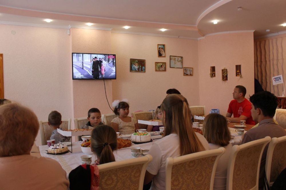 Черноморский районный отдел ЗАГС совместно с ГБУ РК «Черноморский районный центр социальных служб для семьи, детей и... Черноморский районный отдел ЗАГС совместно с ГБУ РК «Черноморский районный центр социальных служб для семьи, детей и...