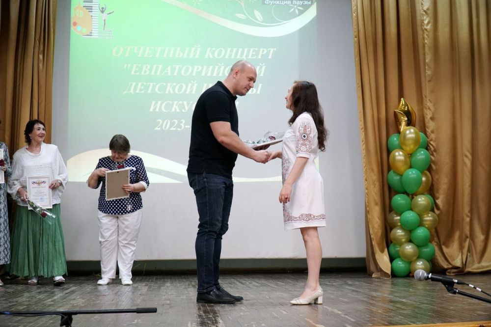 Иван Просоедов: По поручению главы администрации г. впатории Александра Юрьева вручил свидетельства об окончании Евпаторийской детской школы искусств Иван Просоедов: По поручению главы администрации г. впатории Александра Юрьева вручил свидетельства об окончании Евпаторийской детской школы искусств
