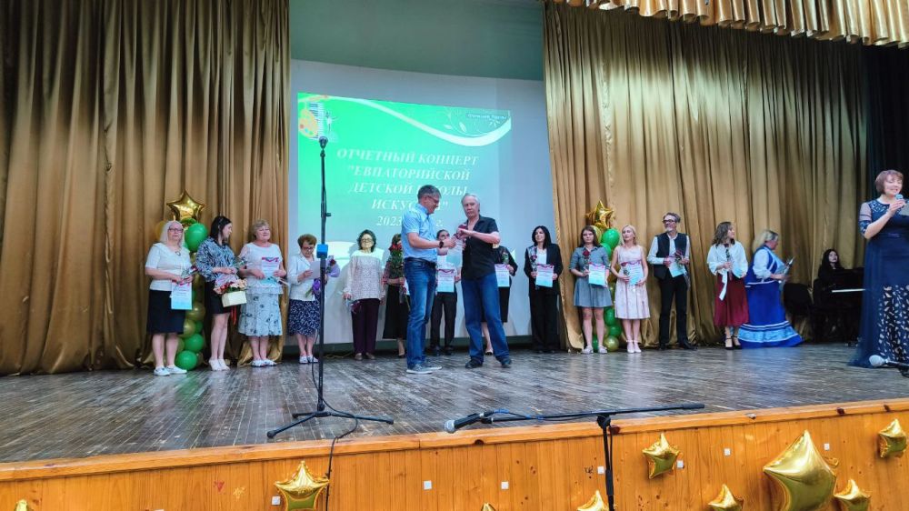 Эммилия Леонова: Сегодня поздравила выпускников с окончанием Евпаторийской детской школы Эммилия Леонова: Сегодня поздравила выпускников с окончанием Евпаторийской детской школы