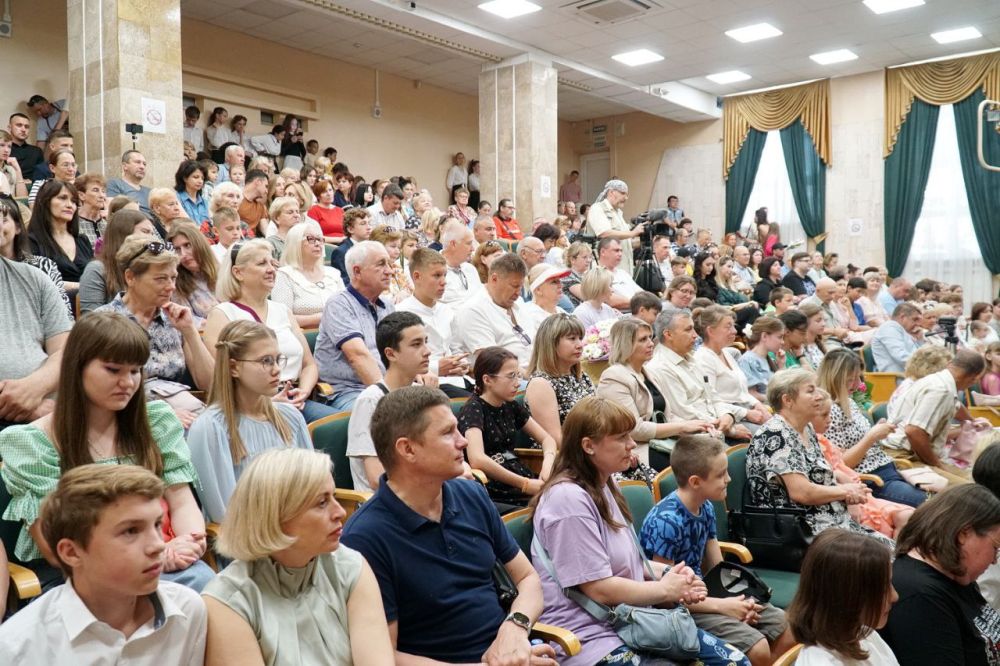 Иван Просоедов: По поручению главы администрации г. впатории Александра Юрьева вручил свидетельства об окончании Евпаторийской детской школы искусств Иван Просоедов: По поручению главы администрации г. впатории Александра Юрьева вручил свидетельства об окончании Евпаторийской детской школы искусств