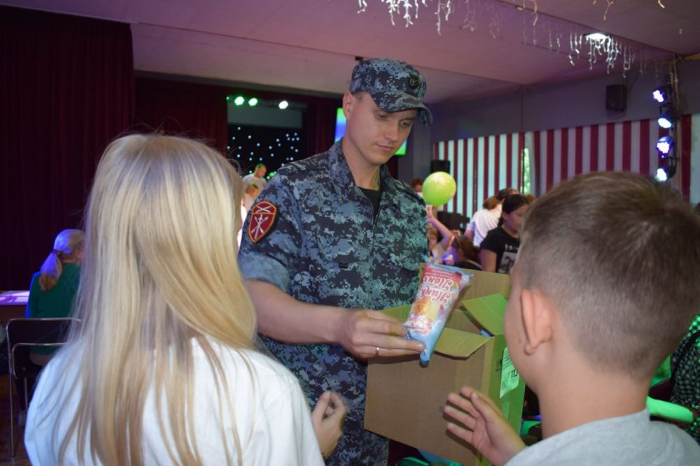 31 мая, накануне Дня защиты детей и Дня города, в Дворце пионеров состоялось праздничное мероприятие для детей, чьи родители служат в Росгвардии 31 мая, накануне Дня защиты детей и Дня города, в Дворце пионеров состоялось праздничное мероприятие для детей, чьи родители служат в Росгвардии
