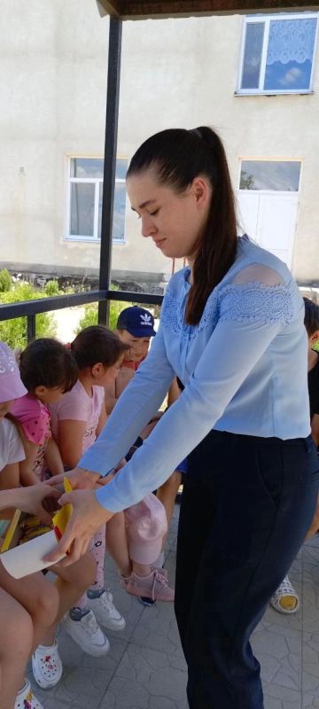 К Международному дню защиты детей сотрудники аппарата мировых судей Нижнегорского судебного района посетили учеников начальных классов МБОУ «Акимовская средняя школа» К Международному дню защиты детей сотрудники аппарата мировых судей Нижнегорского судебного района посетили учеников начальных классов МБОУ «Акимовская средняя школа»