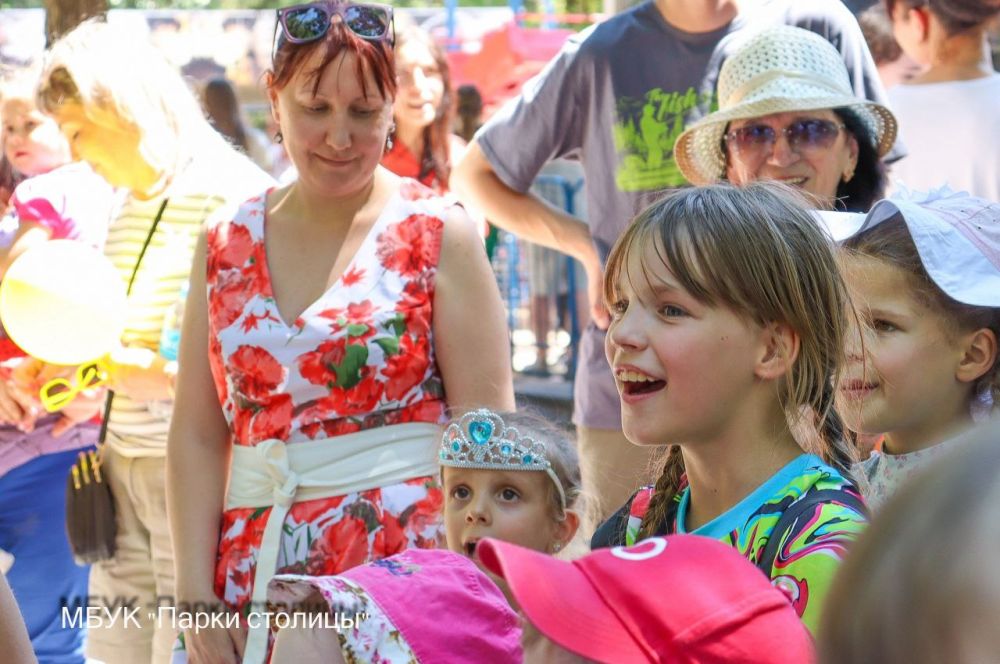 Маленькие гости Детского парка нарисовали Симферополю поздравительные открытки мелом на асфальте Маленькие гости Детского парка нарисовали Симферополю поздравительные открытки мелом на асфальте