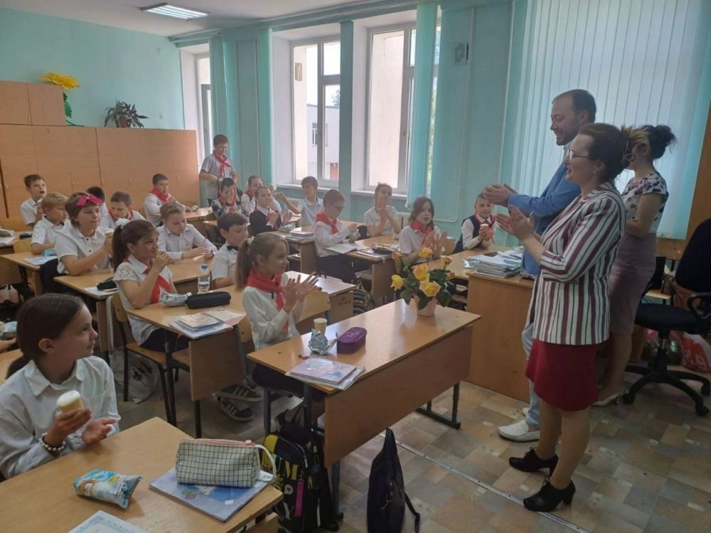 В преддверии Международного дня защиты детей мировые судьи Сакского района Республики Крым Оксана Негой и Павел Харченко посетили учащихся 4 класса МБОУ «Школа-лицей им.Героя Советского Союза Ф.Ф.Степанова» В преддверии Международного дня защиты детей мировые судьи Сакского района Республики Крым Оксана Негой и Павел Харченко посетили учащихся 4 класса МБОУ «Школа-лицей им.Героя Советского Союза Ф.Ф.Степанова»