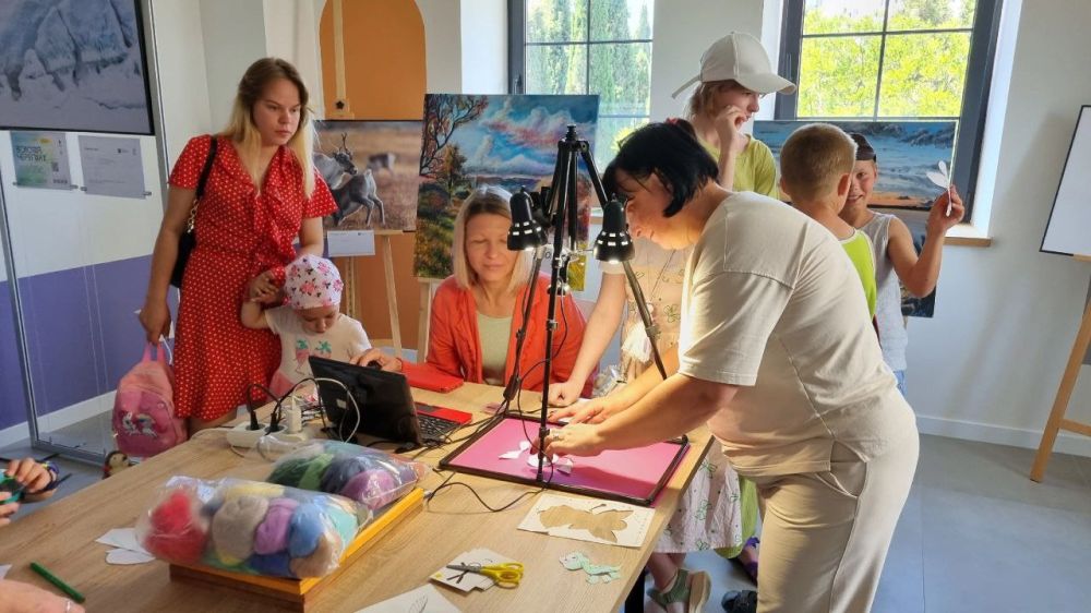 ДАРИМ УЛЫБКИ И ЭМОЦИИ. Рассказываем как прошёл первый день лета! Сотрудники Дома Молодежи в Евпатории провели квест для... ДАРИМ УЛЫБКИ И ЭМОЦИИ. Рассказываем как прошёл первый день лета! Сотрудники Дома Молодежи в Евпатории провели квест для...