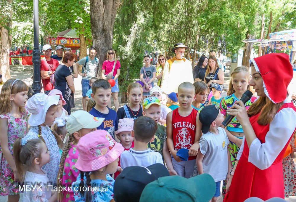 Маленькие гости Детского парка нарисовали Симферополю поздравительные открытки мелом на асфальте Маленькие гости Детского парка нарисовали Симферополю поздравительные открытки мелом на асфальте