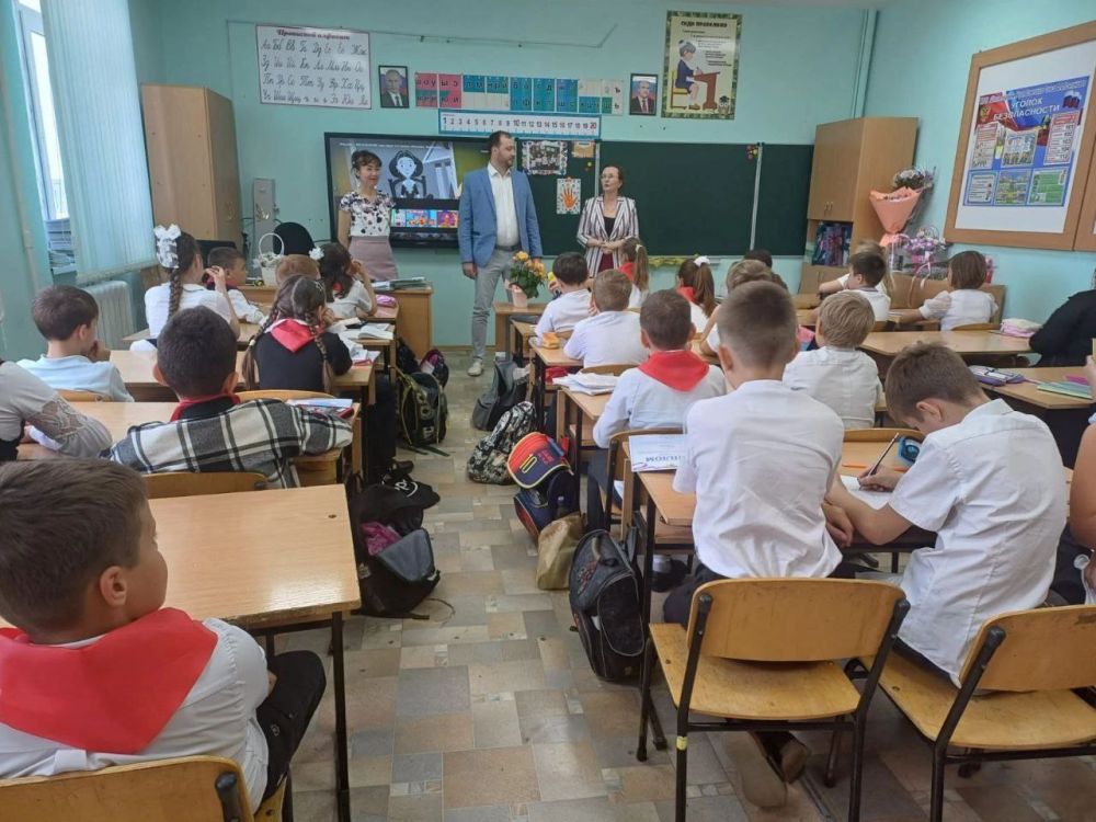 В преддверии Международного дня защиты детей мировые судьи Сакского района Республики Крым Оксана Негой и Павел Харченко посетили учащихся 4 класса МБОУ «Школа-лицей им.Героя Советского Союза Ф.Ф.Степанова» В преддверии Международного дня защиты детей мировые судьи Сакского района Республики Крым Оксана Негой и Павел Харченко посетили учащихся 4 класса МБОУ «Школа-лицей им.Героя Советского Союза Ф.Ф.Степанова»