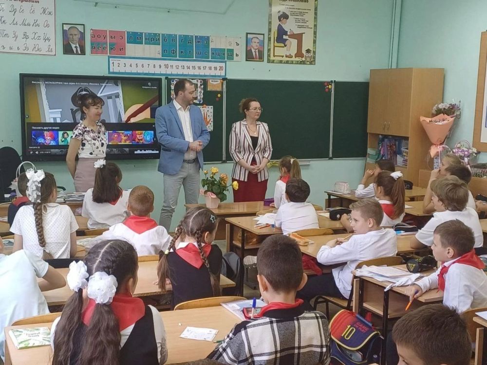 В преддверии Международного дня защиты детей мировые судьи Сакского района Республики Крым Оксана Негой и Павел Харченко посетили учащихся 4 класса МБОУ «Школа-лицей им.Героя Советского Союза Ф.Ф.Степанова» В преддверии Международного дня защиты детей мировые судьи Сакского района Республики Крым Оксана Негой и Павел Харченко посетили учащихся 4 класса МБОУ «Школа-лицей им.Героя Советского Союза Ф.Ф.Степанова»