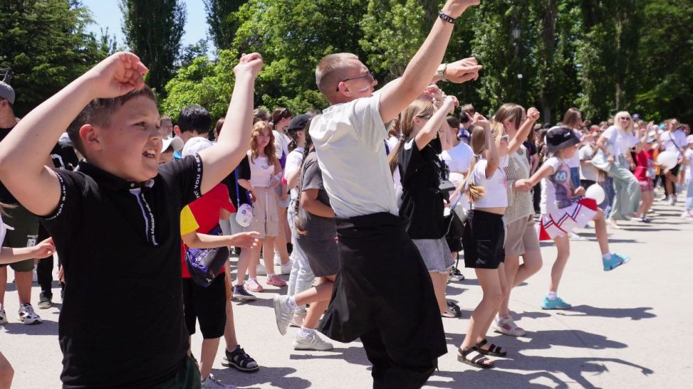 1 июня в крымской столице было по-настоящему солнечно! Сотни счастливых детей из разных городов, посёлков и сёл полуострова прибыли в город, для того, чтобы отпраздновать День защиты детей! 1 июня в крымской столице было по-настоящему солнечно! Сотни счастливых детей из разных городов, посёлков и сёл полуострова прибыли в город, для того, чтобы отпраздновать День защиты детей!