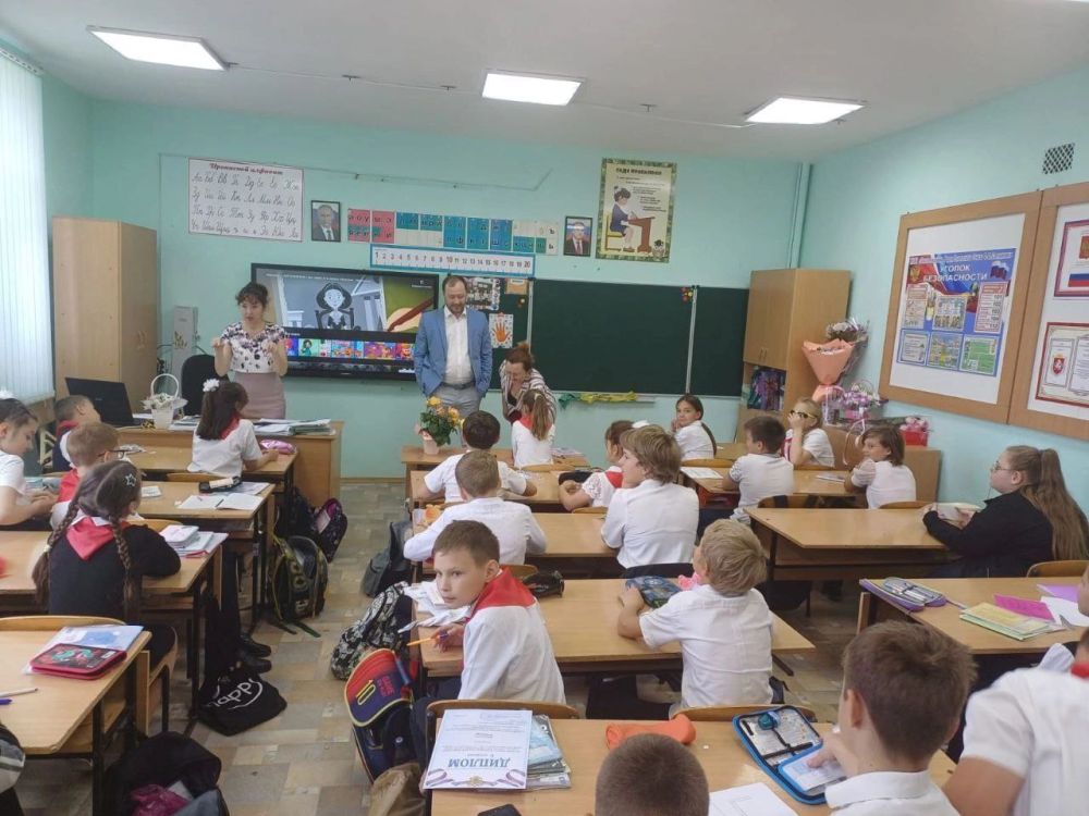 В преддверии Международного дня защиты детей мировые судьи Сакского района Республики Крым Оксана Негой и Павел Харченко посетили учащихся 4 класса МБОУ «Школа-лицей им.Героя Советского Союза Ф.Ф.Степанова» В преддверии Международного дня защиты детей мировые судьи Сакского района Республики Крым Оксана Негой и Павел Харченко посетили учащихся 4 класса МБОУ «Школа-лицей им.Героя Советского Союза Ф.Ф.Степанова»