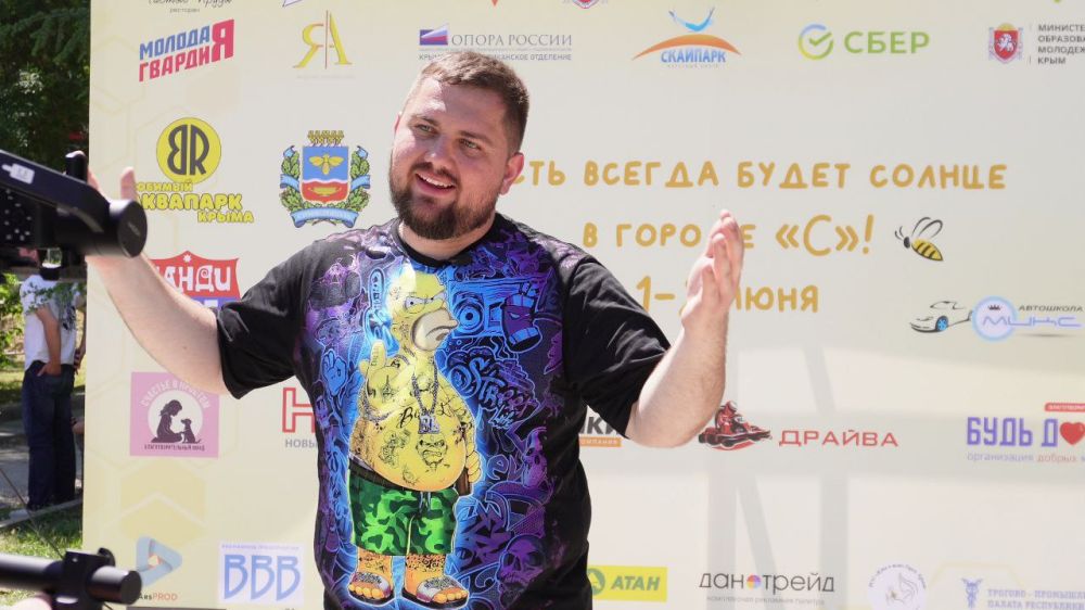 1 июня в крымской столице было по-настоящему солнечно! Сотни счастливых детей из разных городов, посёлков и сёл полуострова прибыли в город, для того, чтобы отпраздновать День защиты детей! 1 июня в крымской столице было по-настоящему солнечно! Сотни счастливых детей из разных городов, посёлков и сёл полуострова прибыли в город, для того, чтобы отпраздновать День защиты детей!