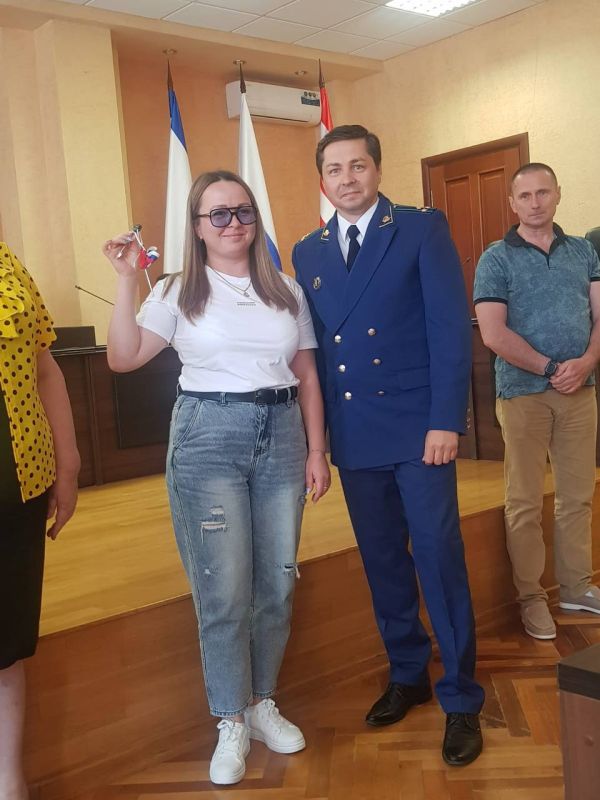 В Керчи после вмешательства прокуратуры 8 сиротам вручены ключи от благоустроенных квартир В Керчи после вмешательства прокуратуры 8 сиротам вручены ключи от благоустроенных квартир