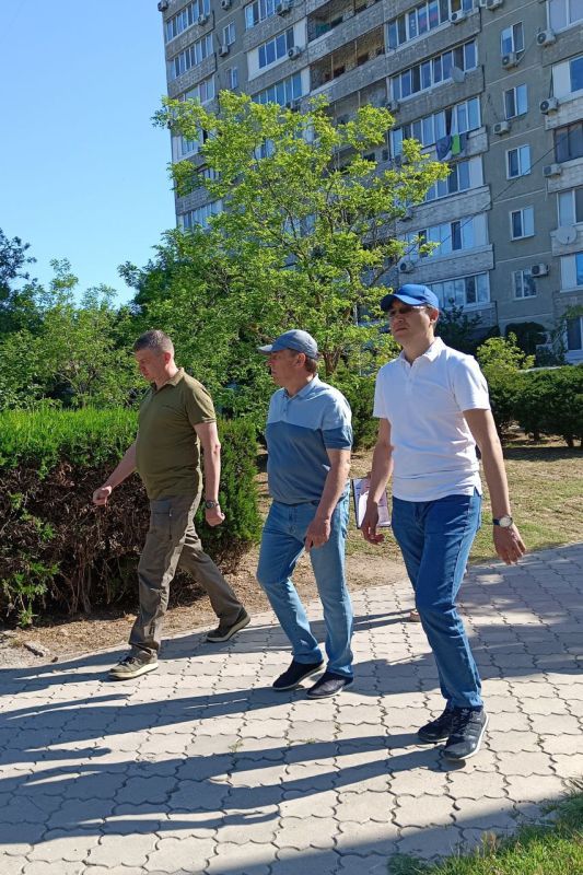 Юрий Гоцанюк в Евпатории обошел ряд общественных и дворовых территорий Юрий Гоцанюк в Евпатории обошел ряд общественных и дворовых территорий