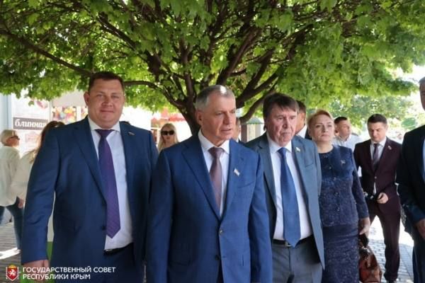 В Крыму начал свою работу XVII международный фестиваль «Великое русское слово», традиционно приуроченный ко дню рождения великого национального русского поэта Александра Пушкина, Дню русского языка и Дню России В Крыму начал свою работу XVII международный фестиваль «Великое русское слово», традиционно приуроченный ко дню рождения великого национального русского поэта Александра Пушкина, Дню русского языка и Дню России