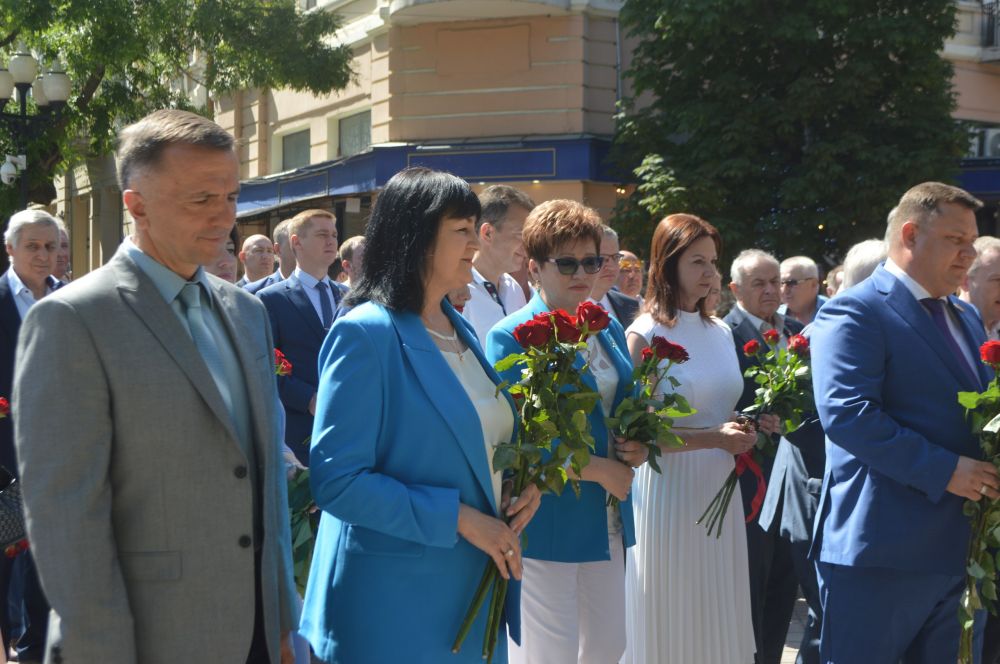Валентина Лаврик: Принимала участие в открытии XVII Международного фестиваля «Великое русское слово», которое началось с возложения цветов памятнику Александра Сергеевича Пушкина - 225 лет со дня рождения Валентина Лаврик: Принимала участие в открытии XVII Международного фестиваля «Великое русское слово», которое началось с возложения цветов памятнику Александра Сергеевича Пушкина - 225 лет со дня рождения