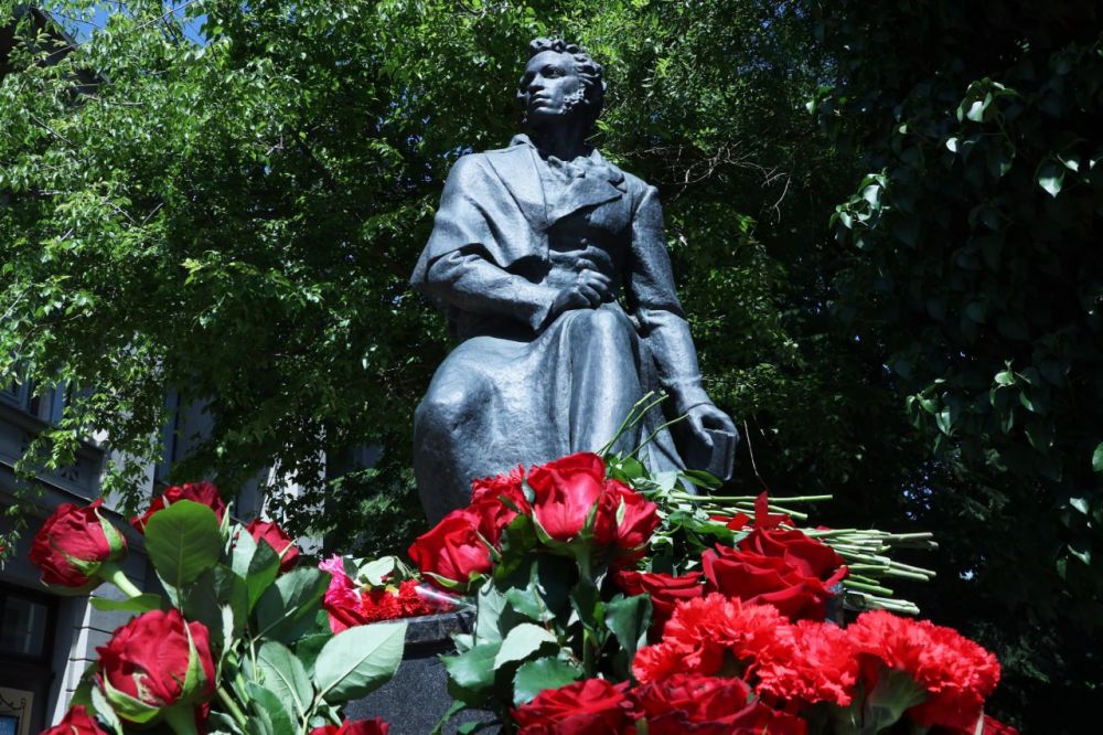 Сергей Аксёнов: Международный фестиваль «Великое русское слово» проходит в Республике Крым в семнадцатый раз Сергей Аксёнов: Международный фестиваль «Великое русское слово» проходит в Республике Крым в семнадцатый раз