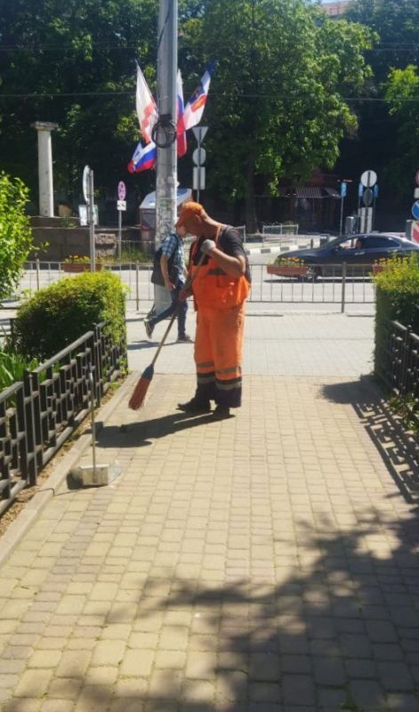 Специалисты МБУ «Город» ежедневно обеспечивают чистоту и порядок на территории крымской столицы Специалисты МБУ «Город» ежедневно обеспечивают чистоту и порядок на территории крымской столицы