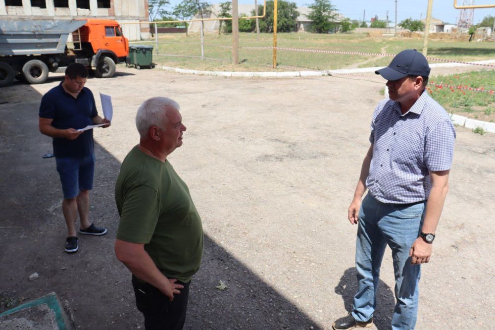 Владислав Хаджиев: В 2-х школах Сакского района: Трудовской и Столбовской проводятся капитальные ремонты кровель Владислав Хаджиев: В 2-х школах Сакского района: Трудовской и Столбовской проводятся капитальные ремонты кровель