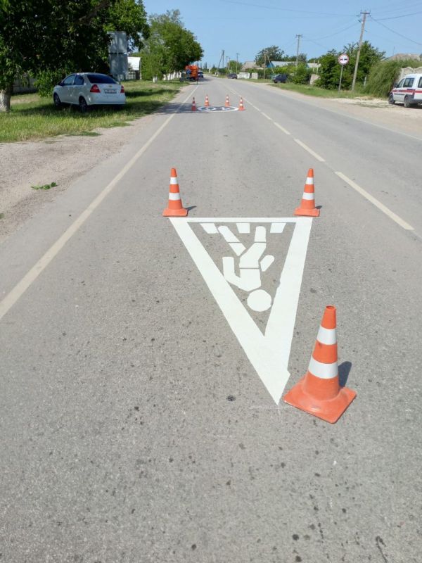 Наши неустанные дорожники снова в деле! Не только мы обновляем свой летний гардероб, но и наши дороги получают свежие краски! Наши неустанные дорожники снова в деле! Не только мы обновляем свой летний гардероб, но и наши дороги получают свежие краски!