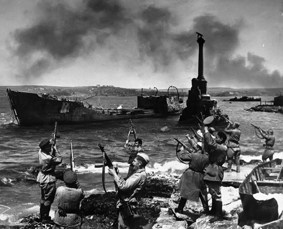 Накануне Крымской наступательной операции советских войск весной 1944 года разведывательной работой в тылу врага в сложной... Накануне Крымской наступательной операции советских войск весной 1944 года разведывательной работой в тылу врага в сложной...