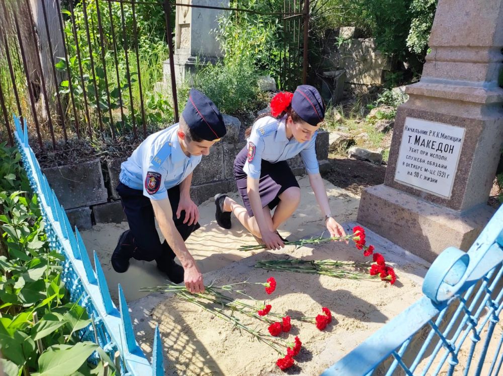 В Севастополе кадеты органов внутренних дел возложили цветы к могиле Михаила Македона В Севастополе кадеты органов внутренних дел возложили цветы к могиле Михаила Македона