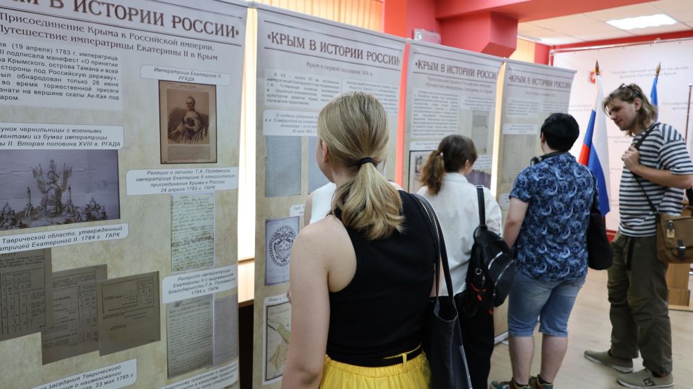 Олег Лобов открыл выставку, посвященную 240-летию города Симферополя Олег Лобов открыл выставку, посвященную 240-летию города Симферополя