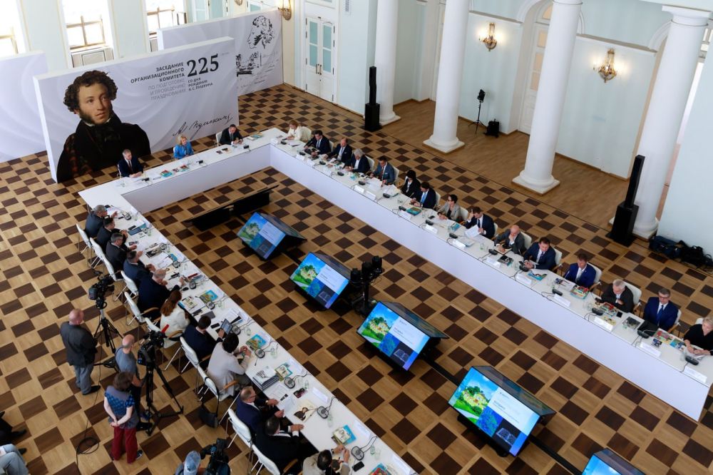 Замминистра культуры Российской Федерации Андрей Малышев принял участие в заседании оргкомитета по подготовке и проведению празднования 225-летия со дня рождения Александра Пушкина Замминистра культуры Российской Федерации Андрей Малышев принял участие в заседании оргкомитета по подготовке и проведению празднования 225-летия со дня рождения Александра Пушкина