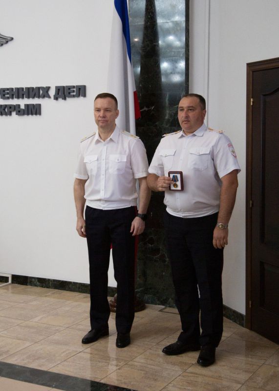 В круглом зале Министерства внутренних дел по Республике Крым состоялось торжественное мероприятие, посвященное 306-летию со Дня образования российской полиции, в котором приняли участие руководство МВД, сотрудники ведомства и территориальных органов В круглом зале Министерства внутренних дел по Республике Крым состоялось торжественное мероприятие, посвященное 306-летию со Дня образования российской полиции, в котором приняли участие руководство МВД, сотрудники ведомства и территориальных органов