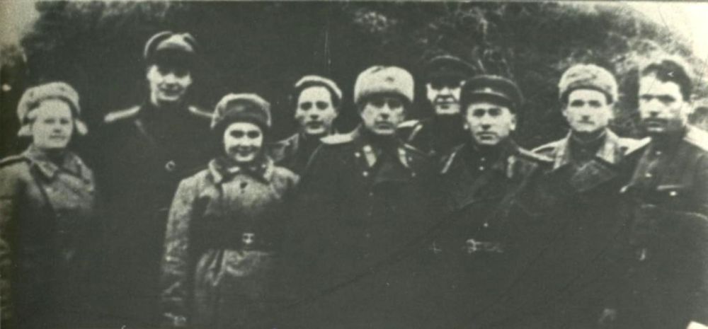 Накануне Крымской наступательной операции советских войск весной 1944 года разведывательной работой в тылу врага в сложной... Накануне Крымской наступательной операции советских войск весной 1944 года разведывательной работой в тылу врага в сложной...