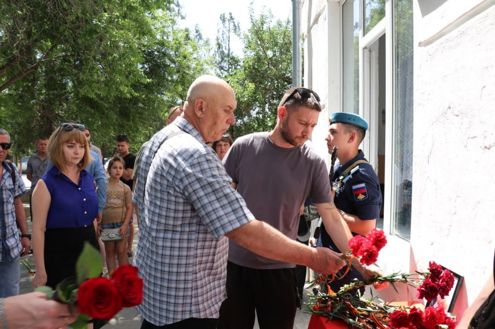 Сегодня на территории школы № 13 состоялась церемония открытия мемориальной доски погибшему участнику специальной военной операции, военнослужащему 56-го десантно-штурмового полка Дмитрию Александровичу Карсюку Сегодня на территории школы № 13 состоялась церемония открытия мемориальной доски погибшему участнику специальной военной операции, военнослужащему 56-го десантно-штурмового полка Дмитрию Александровичу Карсюку
