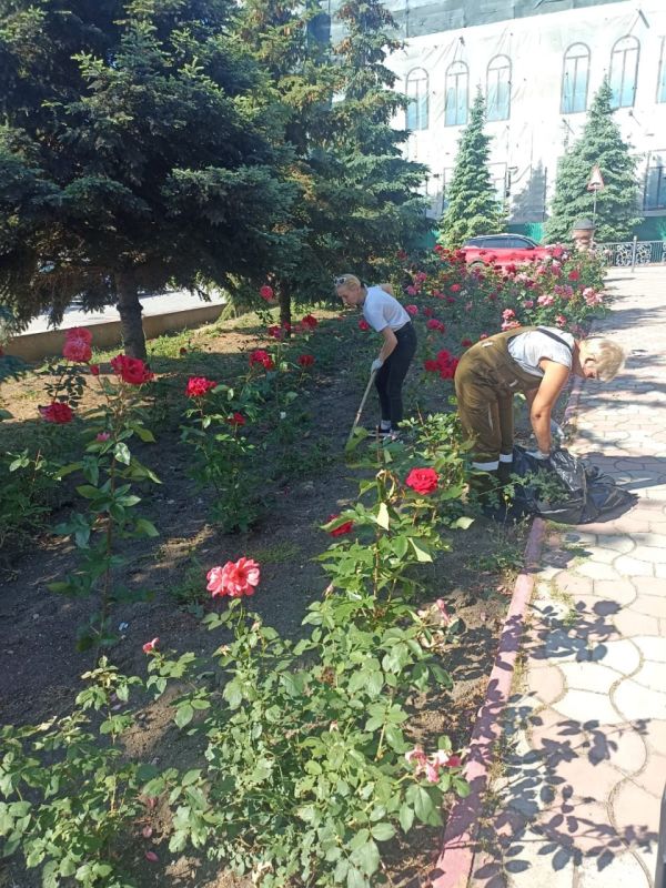 #зеленхоз. Покос травы на городских территориях и улицах продолжается. Служба городского хозяйства трудится в районе... #зеленхоз. Покос травы на городских территориях и улицах продолжается. Служба городского хозяйства трудится в районе...