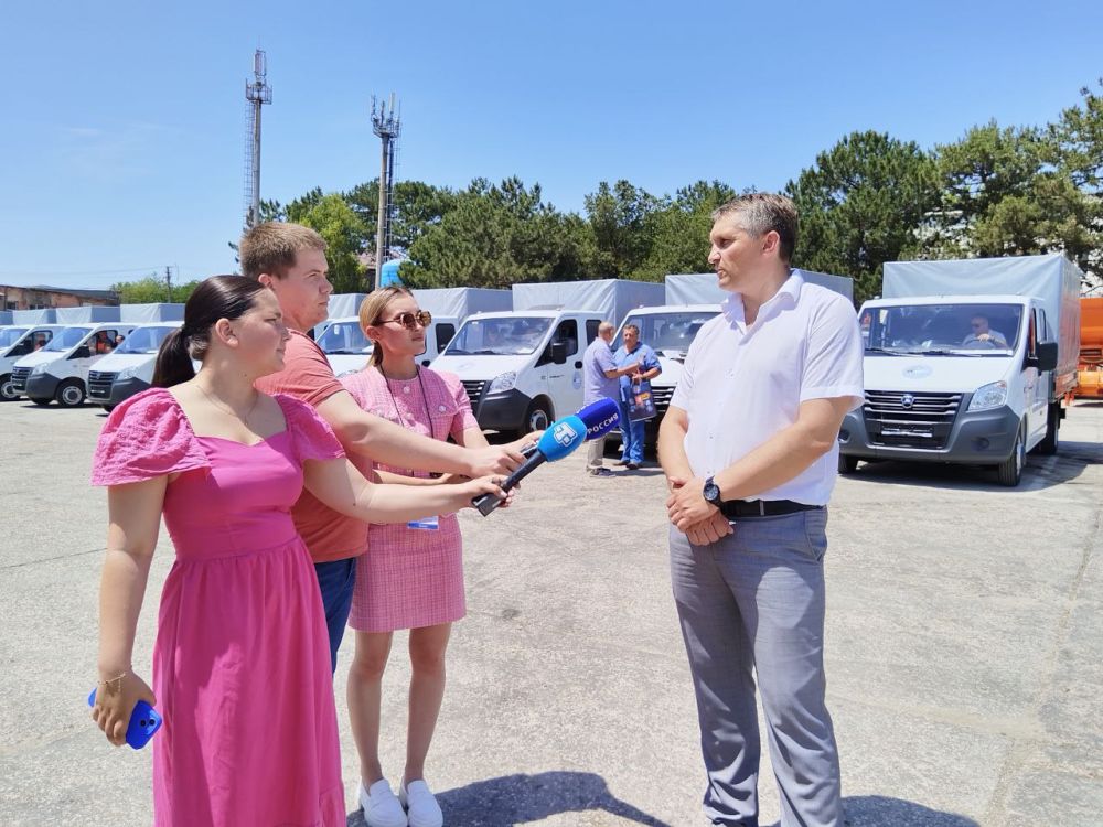Сегодня в рамках торжественного мероприятия на базе филиала "Симферопольского ДРСУ 1" были вручены ключи от 17 грузопассажирских автомобилей ГАЗель NEXT и 1 автовышки Чайка-Сервис на базе ГАЗель NEXT Сегодня в рамках торжественного мероприятия на базе филиала "Симферопольского ДРСУ 1" были вручены ключи от 17 грузопассажирских автомобилей ГАЗель NEXT и 1 автовышки Чайка-Сервис на базе ГАЗель NEXT