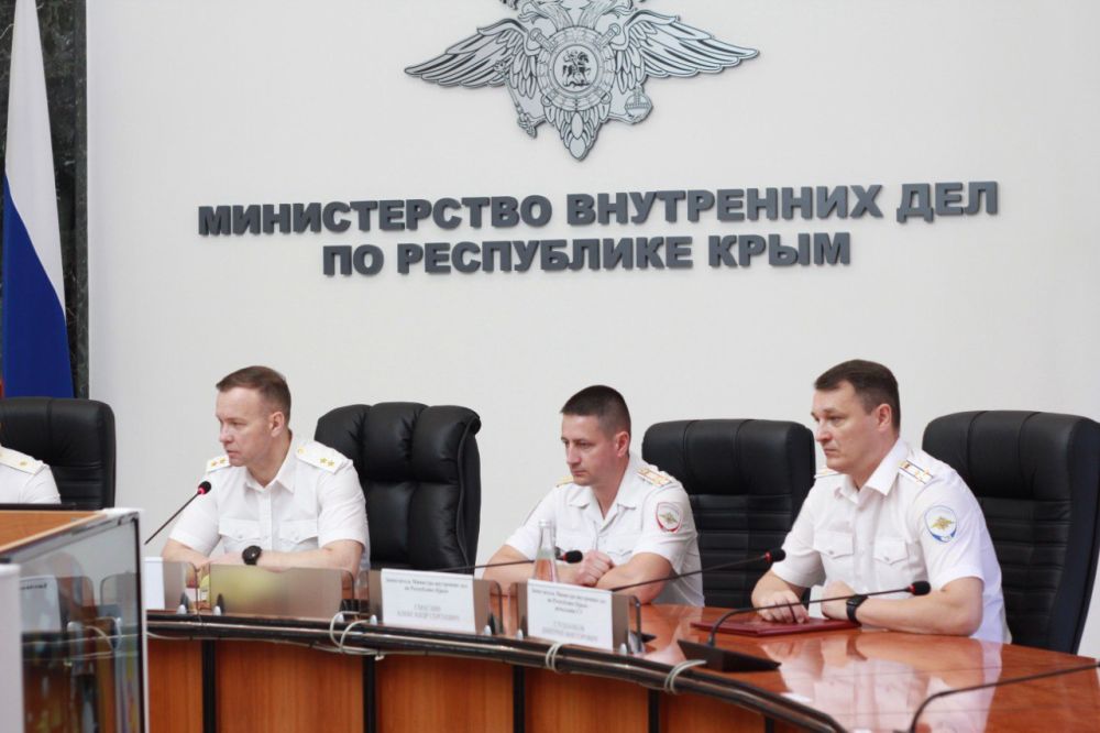 В круглом зале Министерства внутренних дел по Республике Крым состоялось торжественное мероприятие, посвященное 306-летию со Дня образования российской полиции, в котором приняли участие руководство МВД, сотрудники ведомства и территориальных органов В круглом зале Министерства внутренних дел по Республике Крым состоялось торжественное мероприятие, посвященное 306-летию со Дня образования российской полиции, в котором приняли участие руководство МВД, сотрудники ведомства и территориальных органов