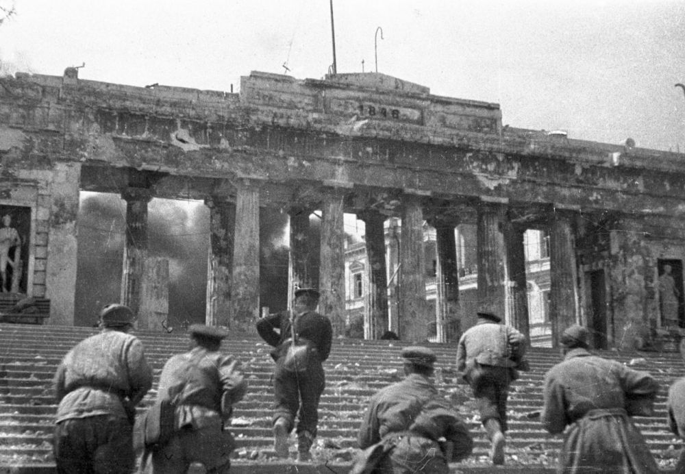 Накануне Крымской наступательной операции советских войск весной 1944 года разведывательной работой в тылу врага в сложной... Накануне Крымской наступательной операции советских войск весной 1944 года разведывательной работой в тылу врага в сложной...