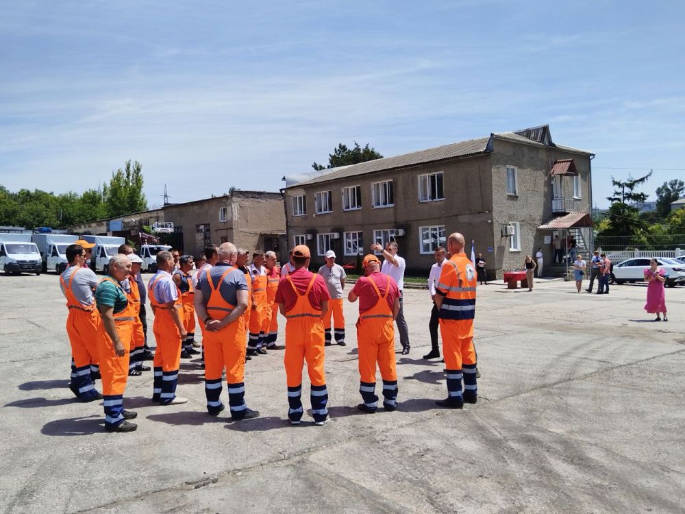 Сегодня в рамках торжественного мероприятия на базе филиала "Симферопольского ДРСУ 1" были вручены ключи от 17 грузопассажирских автомобилей ГАЗель NEXT и 1 автовышки Чайка-Сервис на базе ГАЗель NEXT Сегодня в рамках торжественного мероприятия на базе филиала "Симферопольского ДРСУ 1" были вручены ключи от 17 грузопассажирских автомобилей ГАЗель NEXT и 1 автовышки Чайка-Сервис на базе ГАЗель NEXT