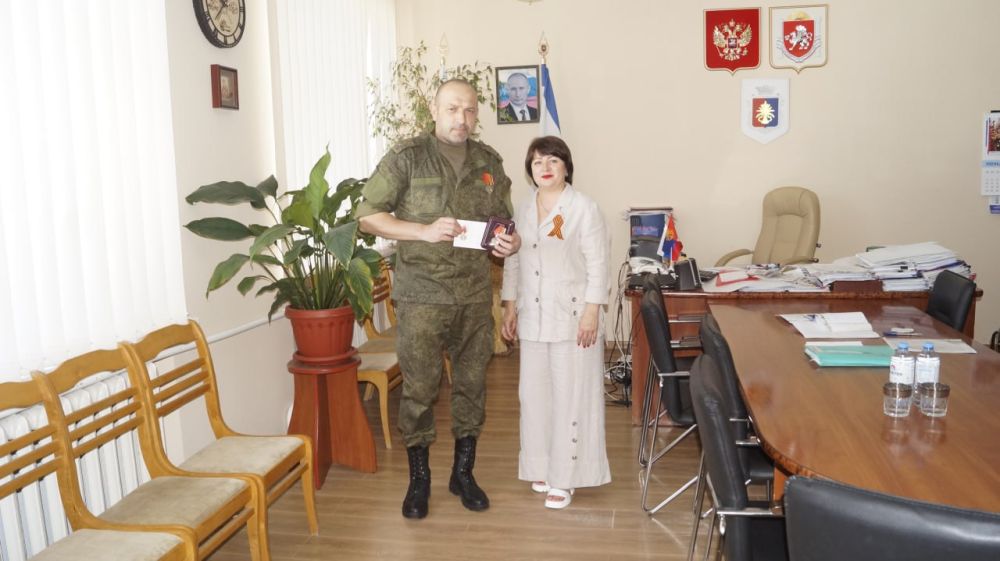 Виктория Грицай: Вручила Памятные медали «80 лет освобождения Крыма от фашистских захватчиков» от Главы Республики Крым Сергея Аксёнова участникам специальной военной операции, которые на данный момент находятся в отпуске: Виктория Грицай: Вручила Памятные медали «80 лет освобождения Крыма от фашистских захватчиков» от Главы Республики Крым Сергея Аксёнова участникам специальной военной операции, которые на данный момент находятся в отпуске:
