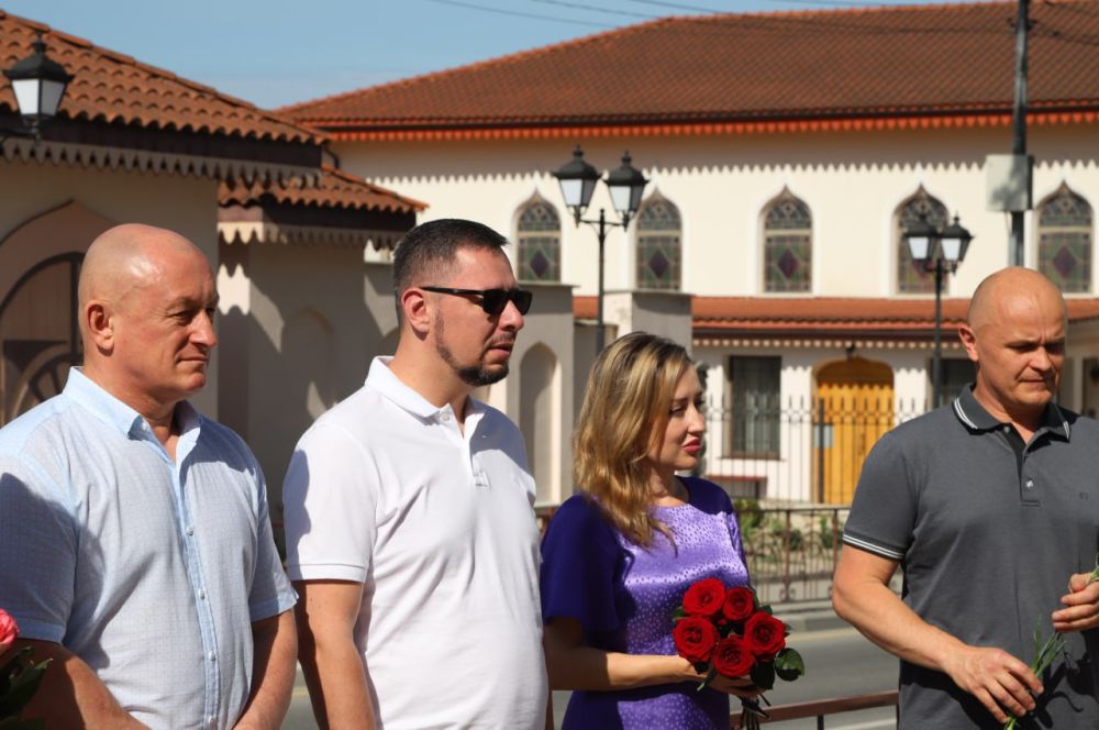 Ольга Урайкина: В Бахчисарае в старой части города у памятника Александра Пушкина, основоположника русского литературного языка, состоялось возложение цветов, посвящённое юбилейной дате –225 лет со дня рождения поэта Ольга Урайкина: В Бахчисарае в старой части города у памятника Александра Пушкина, основоположника русского литературного языка, состоялось возложение цветов, посвящённое юбилейной дате –225 лет со дня рождения поэта