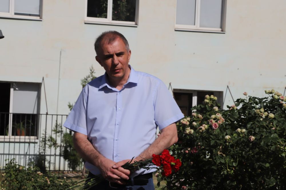 Ольга Урайкина: В Бахчисарае в старой части города у памятника Александра Пушкина, основоположника русского литературного языка, состоялось возложение цветов, посвящённое юбилейной дате –225 лет со дня рождения поэта Ольга Урайкина: В Бахчисарае в старой части города у памятника Александра Пушкина, основоположника русского литературного языка, состоялось возложение цветов, посвящённое юбилейной дате –225 лет со дня рождения поэта