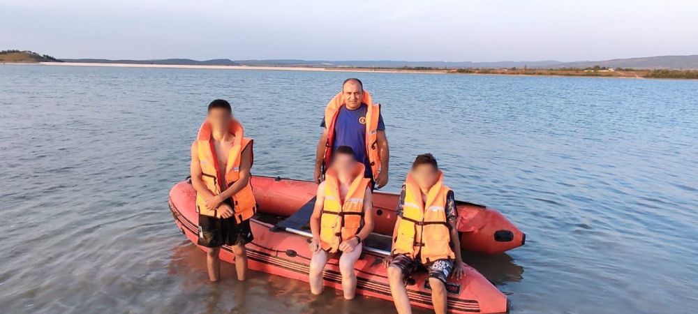 В Крыму спасатели эвакуировали четверых детей с островка в Тайганском водохранилище В Крыму спасатели эвакуировали четверых детей с островка в Тайганском водохранилище