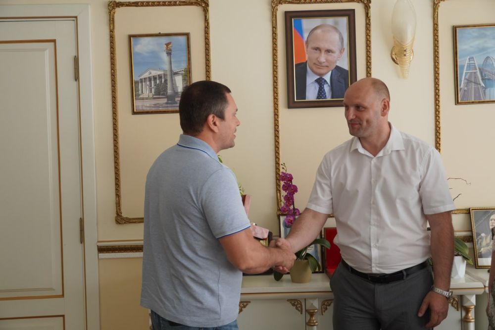 Святослав Брусаков: #спасибо_за_труд. Сегодня свой день рождения отмечает директор Керченского политехнического колледжа... Святослав Брусаков: #спасибо_за_труд. Сегодня свой день рождения отмечает директор Керченского политехнического колледжа...