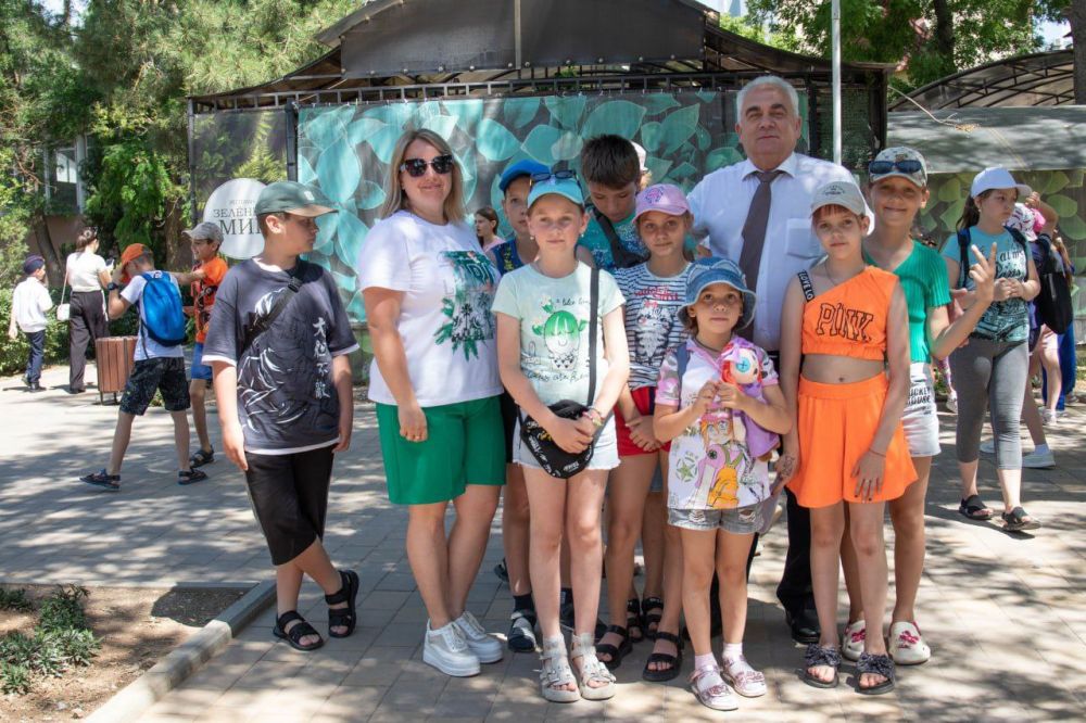 Александр Овдиенко: 225 летие со дня рождения А.С.Пушкина жители города отметили у памятника великого поэта - в одном из излюбленных сакчанами сквере Александр Овдиенко: 225 летие со дня рождения А.С.Пушкина жители города отметили у памятника великого поэта - в одном из излюбленных сакчанами сквере