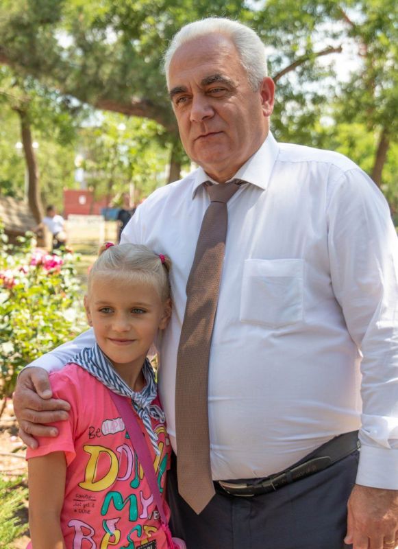 Александр Овдиенко: 225 летие со дня рождения А.С.Пушкина жители города отметили у памятника великого поэта - в одном из излюбленных сакчанами сквере Александр Овдиенко: 225 летие со дня рождения А.С.Пушкина жители города отметили у памятника великого поэта - в одном из излюбленных сакчанами сквере
