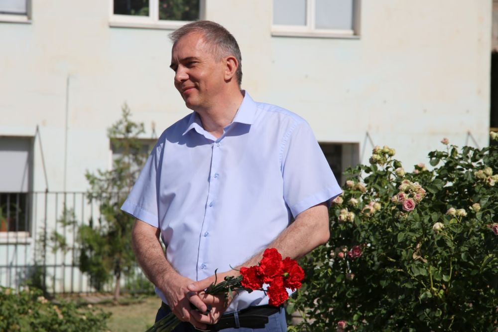 «День русского языка занимает особое место в календаре памятных дат нашей страны. Он связан с именем Александра Сергеевича... «День русского языка занимает особое место в календаре памятных дат нашей страны. Он связан с именем Александра Сергеевича...