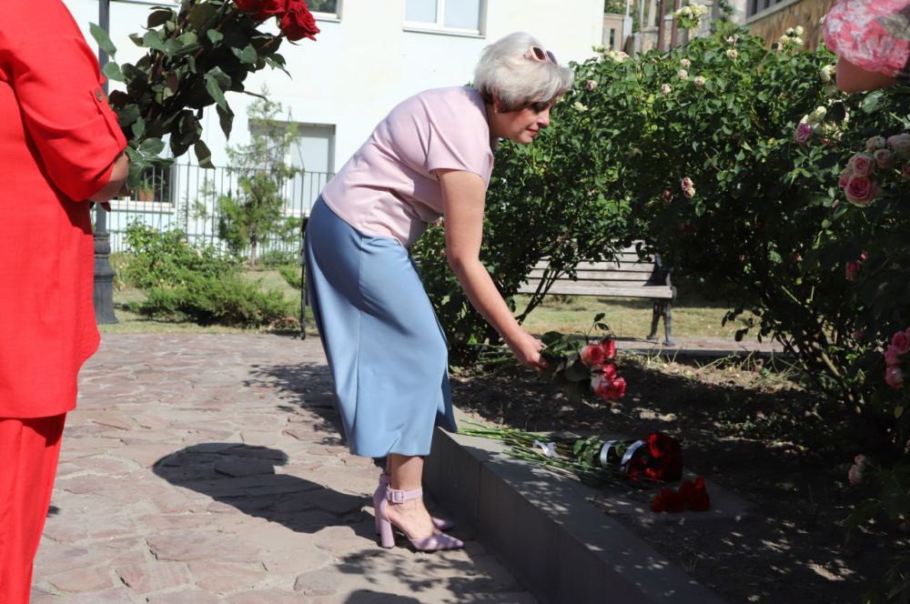 Ольга Урайкина: В Бахчисарае в старой части города у памятника Александра Пушкина, основоположника русского литературного языка, состоялось возложение цветов, посвящённое юбилейной дате –225 лет со дня рождения поэта Ольга Урайкина: В Бахчисарае в старой части города у памятника Александра Пушкина, основоположника русского литературного языка, состоялось возложение цветов, посвящённое юбилейной дате –225 лет со дня рождения поэта