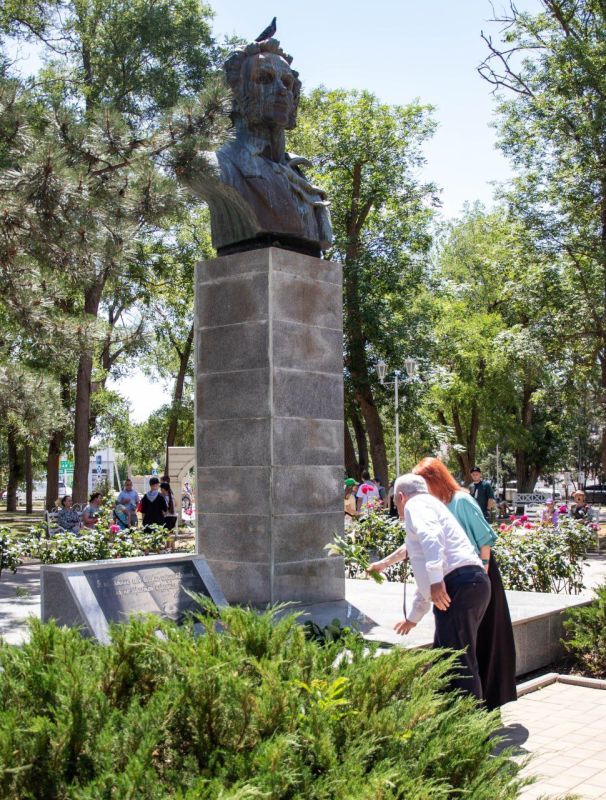 Александр Овдиенко: 225 летие со дня рождения А.С.Пушкина жители города отметили у памятника великого поэта - в одном из излюбленных сакчанами сквере Александр Овдиенко: 225 летие со дня рождения А.С.Пушкина жители города отметили у памятника великого поэта - в одном из излюбленных сакчанами сквере