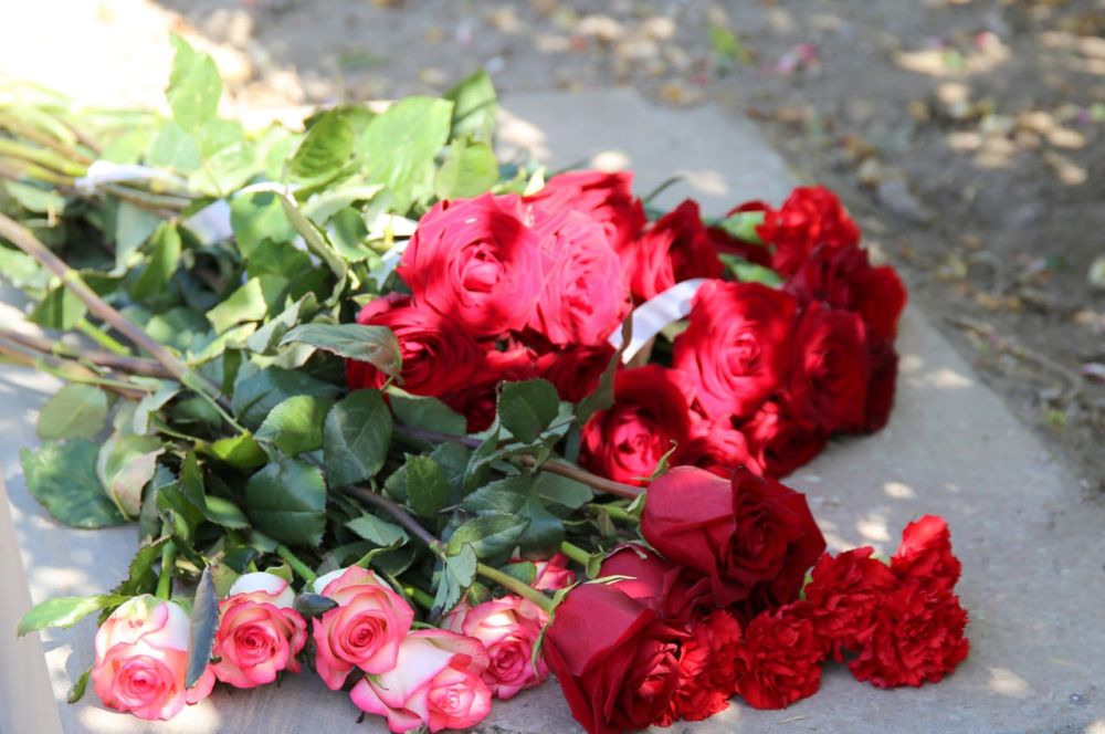 В честь празднования юбилейной даты –225 лет со дня рождения Александра Сергеевича Пушкина, а также Дня русского языка состоялось возложение цветов к памятнику великого русского поэта и писателя В честь празднования юбилейной даты –225 лет со дня рождения Александра Сергеевича Пушкина, а также Дня русского языка состоялось возложение цветов к памятнику великого русского поэта и писателя