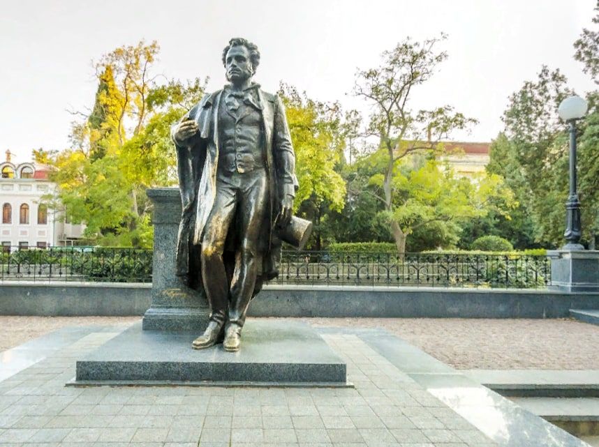 В Ялте есть две улицы, которые знают и жители, и гости города – это Набережная и Пушкинская В Ялте есть две улицы, которые знают и жители, и гости города – это Набережная и Пушкинская