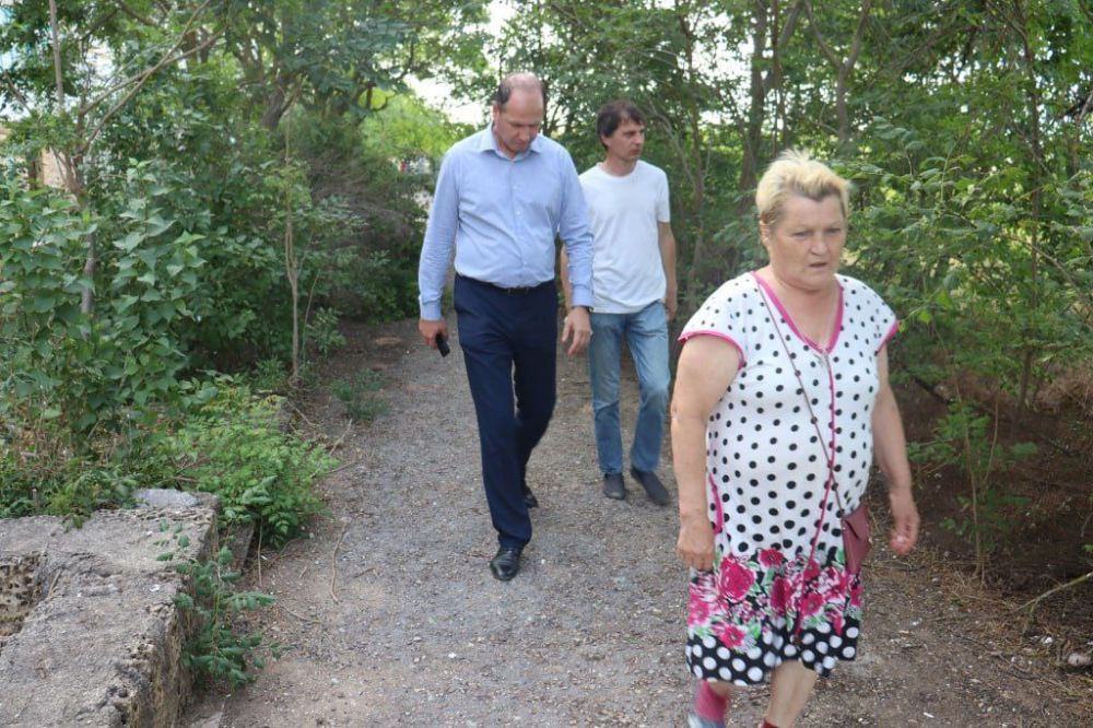 Владислав Хаджиев: Вчера в селе Карьерное встретился с жителями многоквартирных домов 15- 17 по Центральной, обошли территории домов, подъезды Владислав Хаджиев: Вчера в селе Карьерное встретился с жителями многоквартирных домов 15- 17 по Центральной, обошли территории домов, подъезды