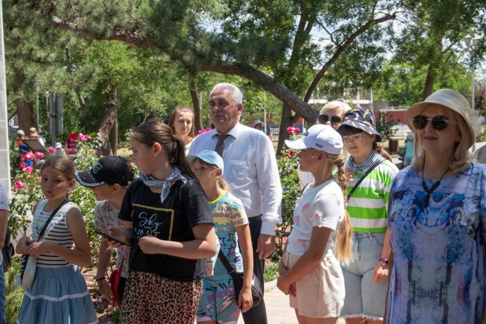 Александр Овдиенко: 225 летие со дня рождения А.С.Пушкина жители города отметили у памятника великого поэта - в одном из излюбленных сакчанами сквере Александр Овдиенко: 225 летие со дня рождения А.С.Пушкина жители города отметили у памятника великого поэта - в одном из излюбленных сакчанами сквере
